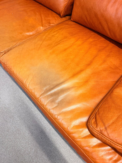 3-Sitzer Sofa aus Leder in Cognacfarbe und Holzfüsse