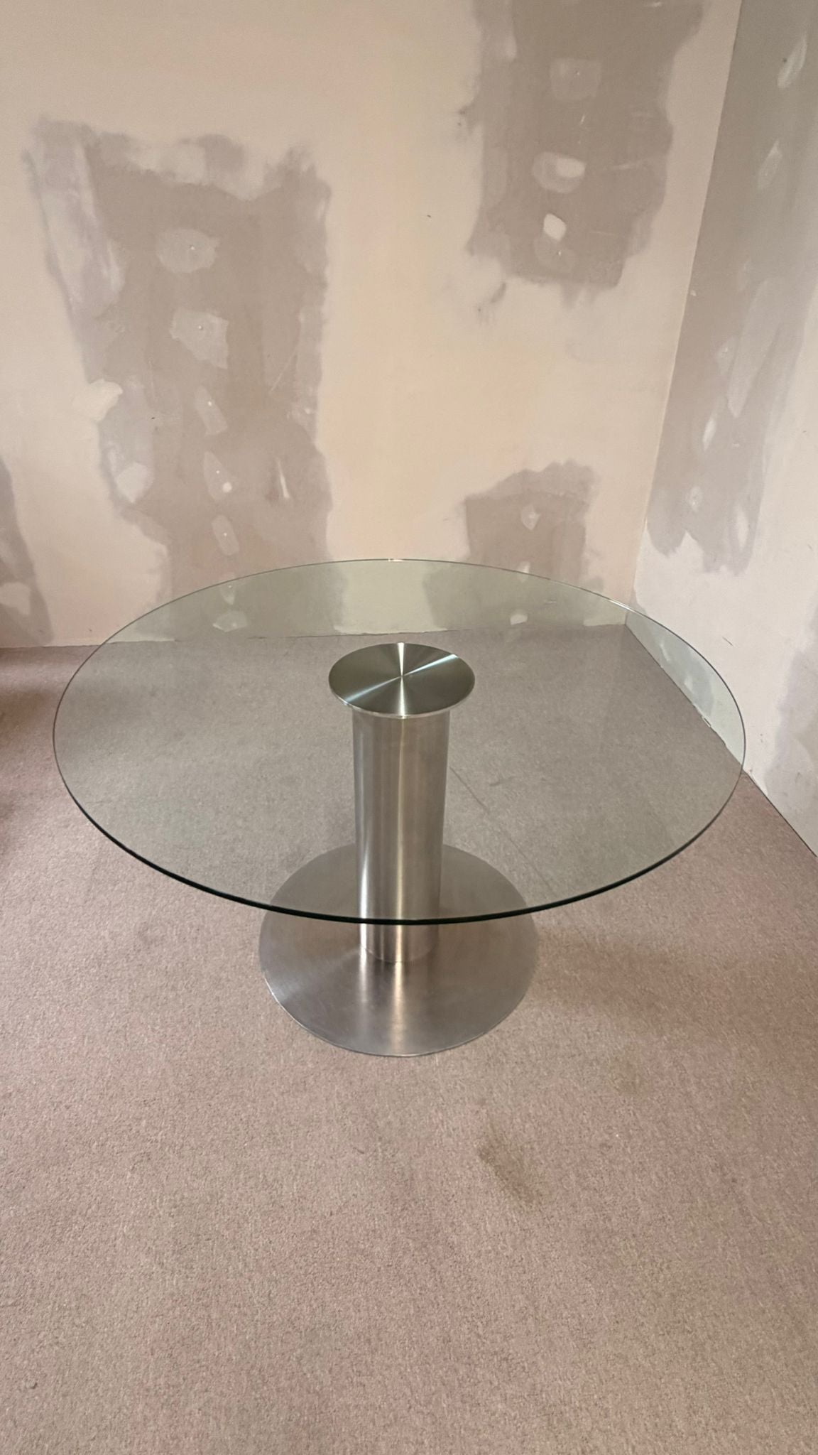 Edler Esstisch aus Glas mit poliertem Edelstahlgestell rund