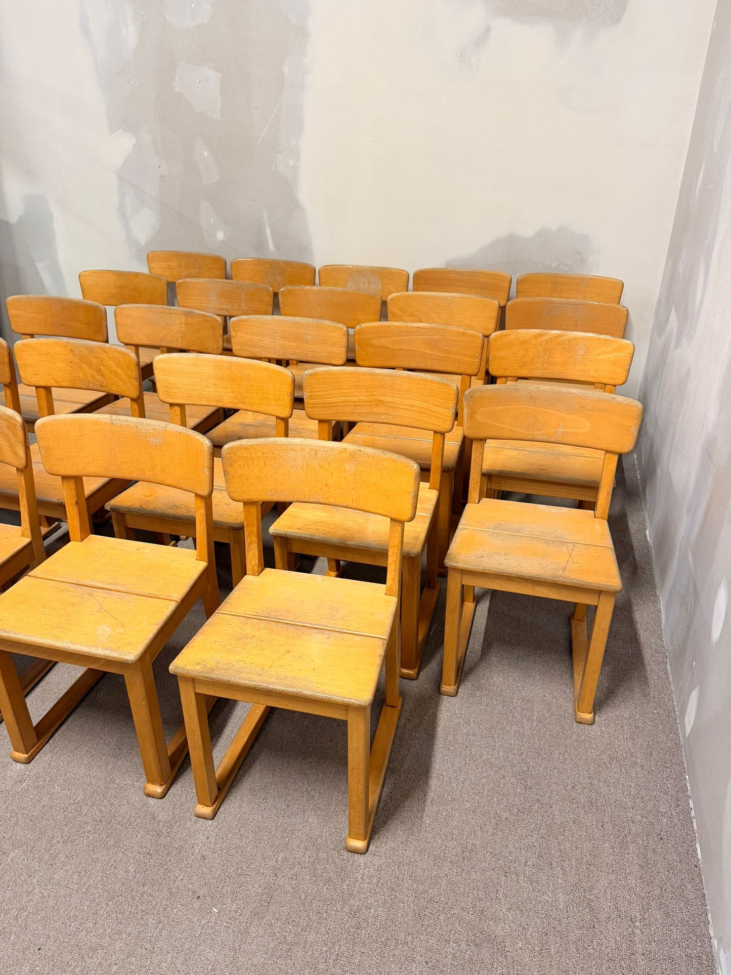 Stabile Kinderstühle aus Holz, ideal für Kindergarten/Krippe