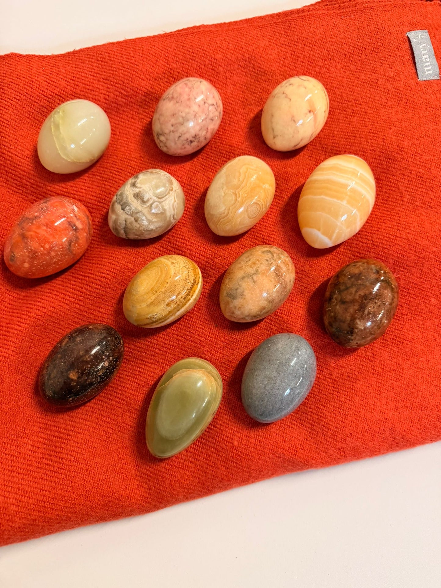 Set aus 13 polierten Naturstein Eier versch. Mineralien