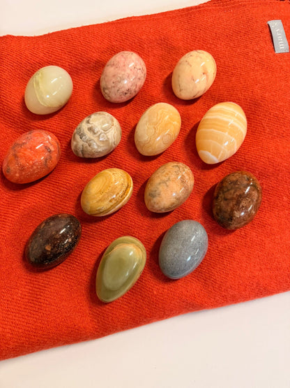 Set aus 13 polierten Naturstein Eier versch. Mineralien