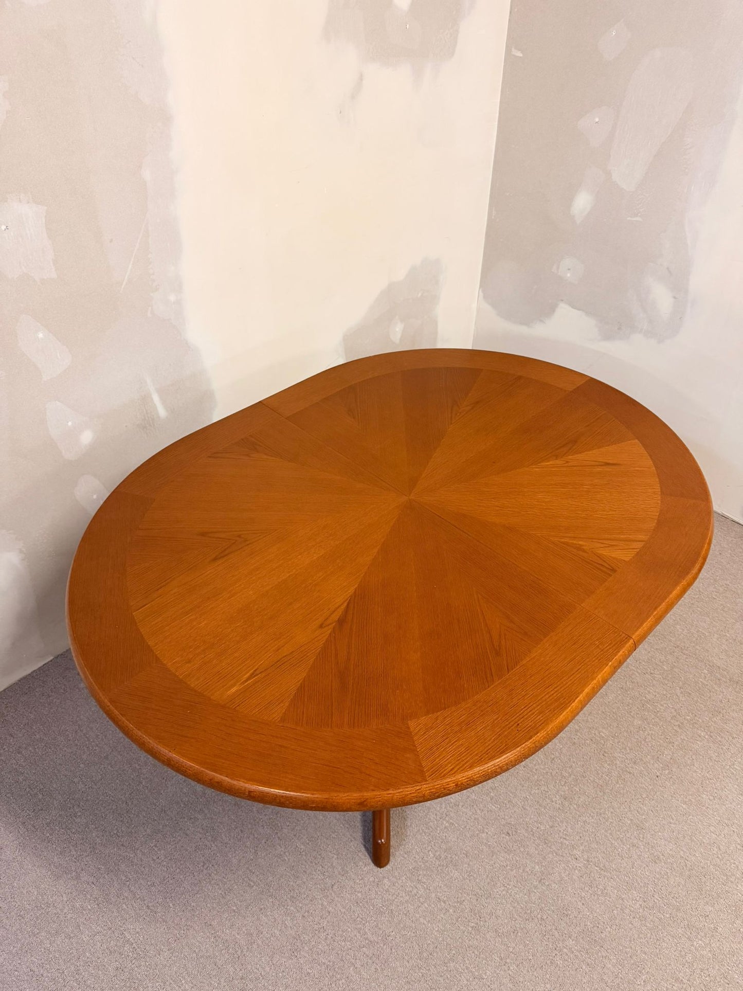 Mid Century Esstisch oval aus Holz ausziebar in 2 Stufen
