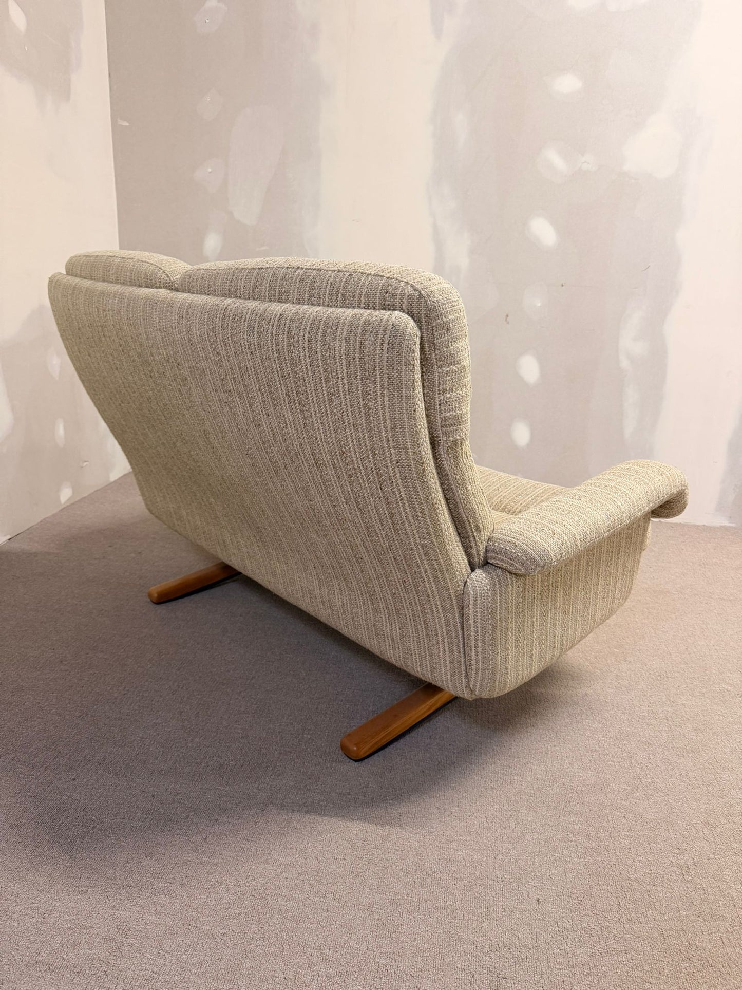 Dänisches Mid Century 2er Sofa mit Strukturstoffbezug, retro