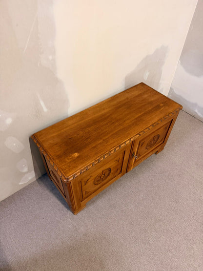 Rustikale vintage Truhe/Kommode aus Holz mit Schlüssel