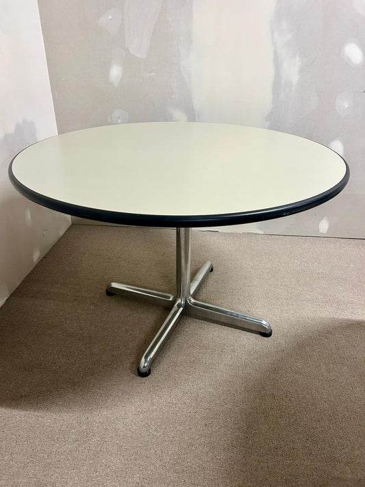 Runder Tisch mit weisser Platte + Chromfuss, Büro, 2x verf.