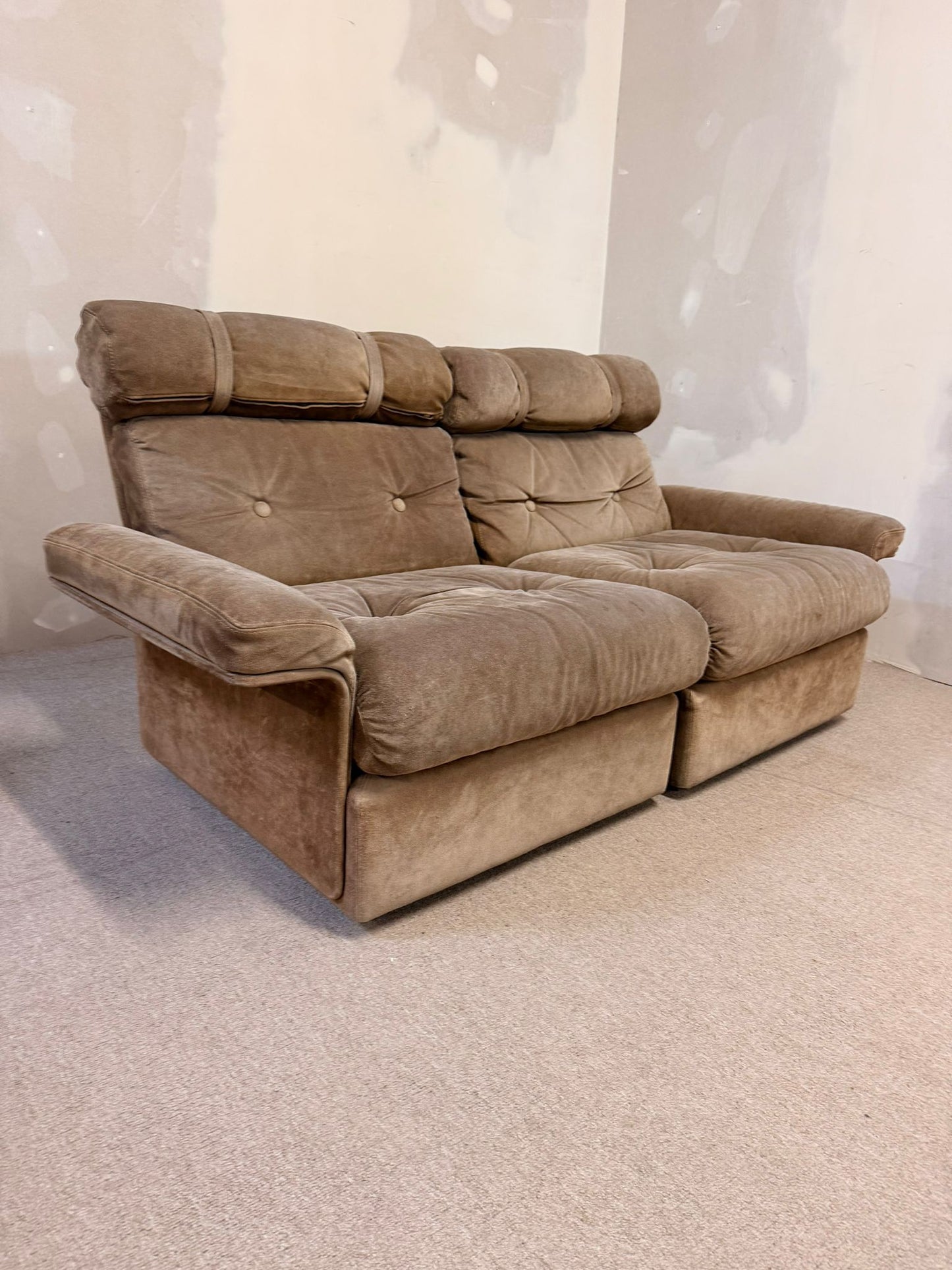 Italienisches modulares 70er Jahre Wildleder Sofa 2-Sitzer