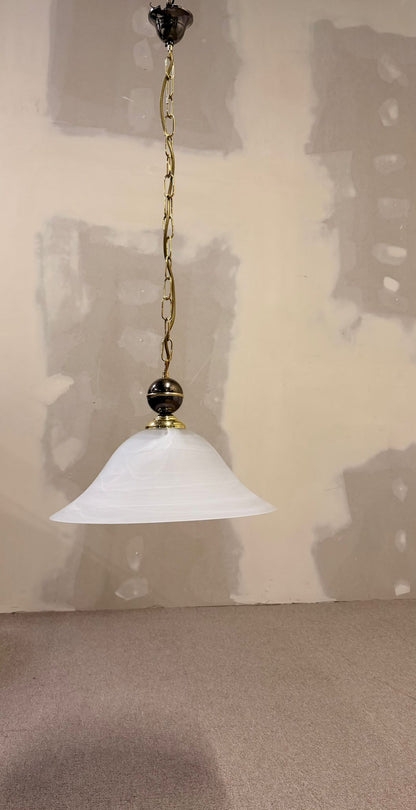 Hängelampe mit gemustertem Glasschirm und Messinghalterung