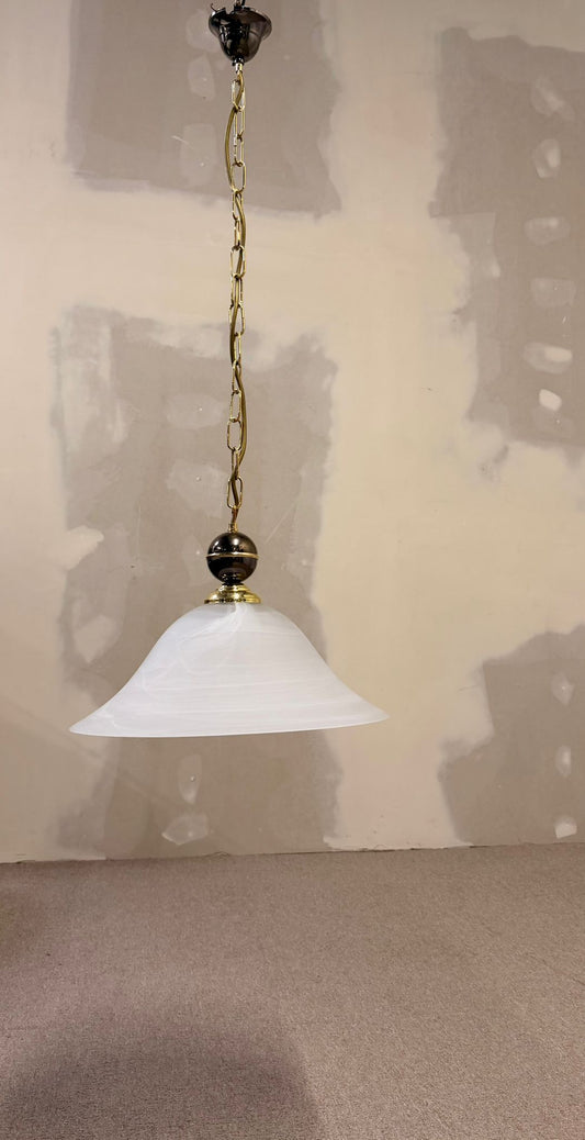 Hängelampe mit gemustertem Glasschirm und Messinghalterung