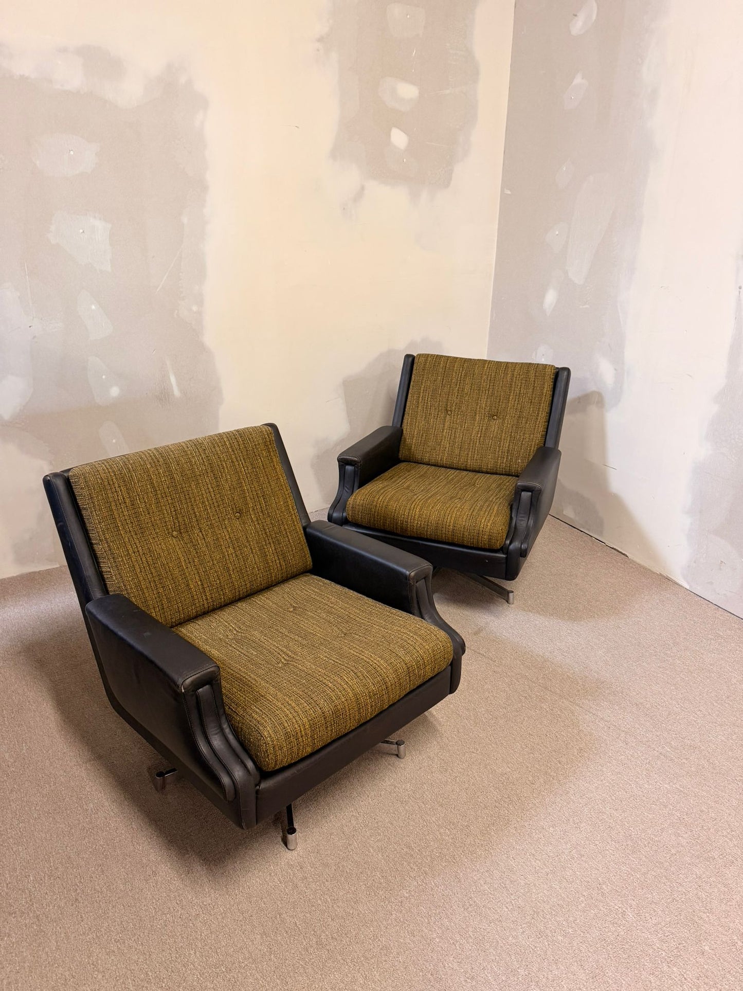 Edle Vintage Club Sessel mit drehbarem Metallfuss 70`s