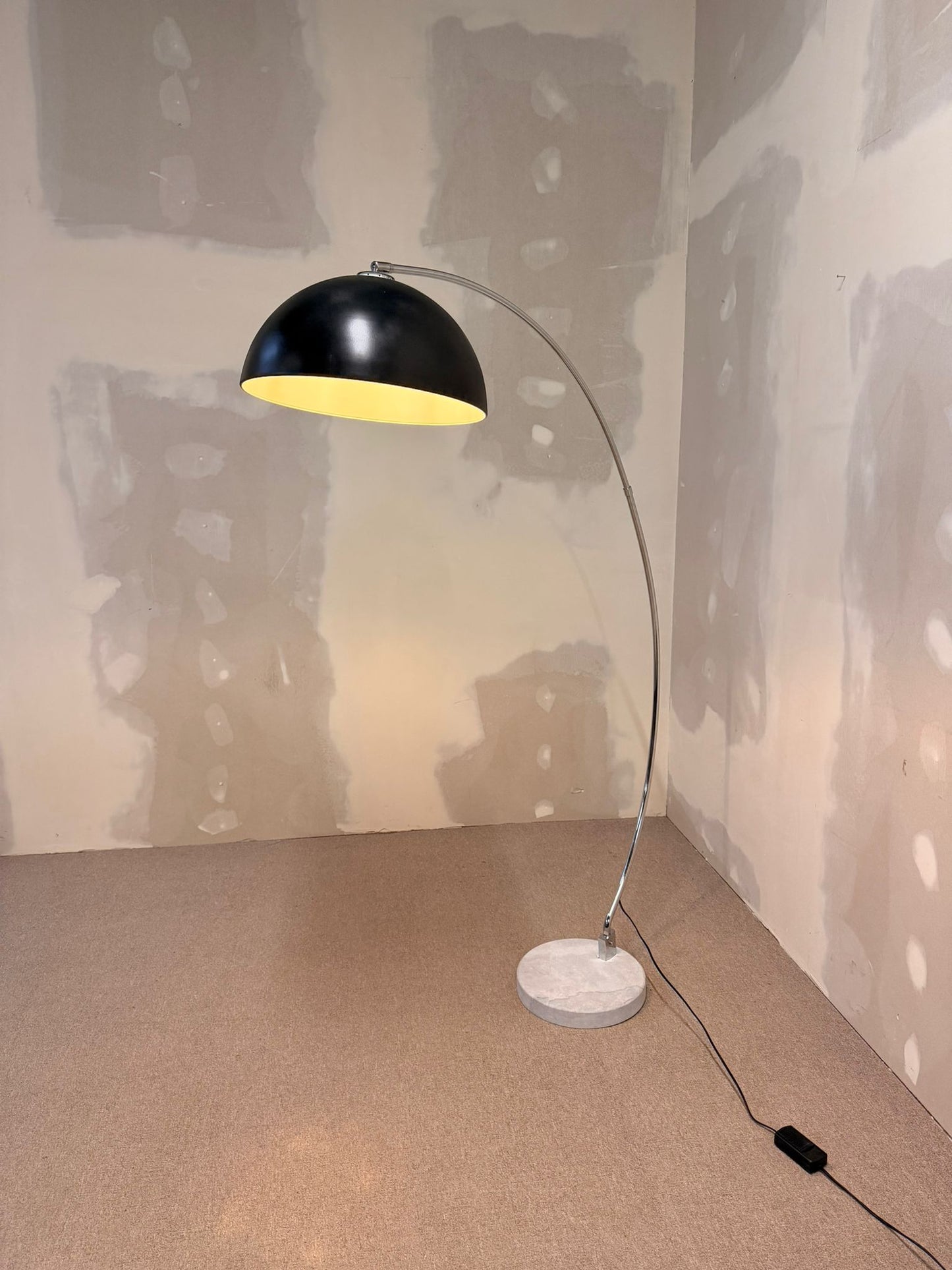 Bogenlampe mit Marmorfuss und schwarzem Lampenschirm
