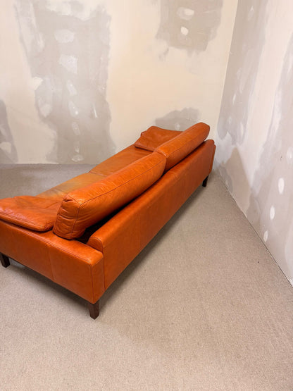 3-Sitzer Sofa aus Leder in Cognacfarbe und Holzfüsse