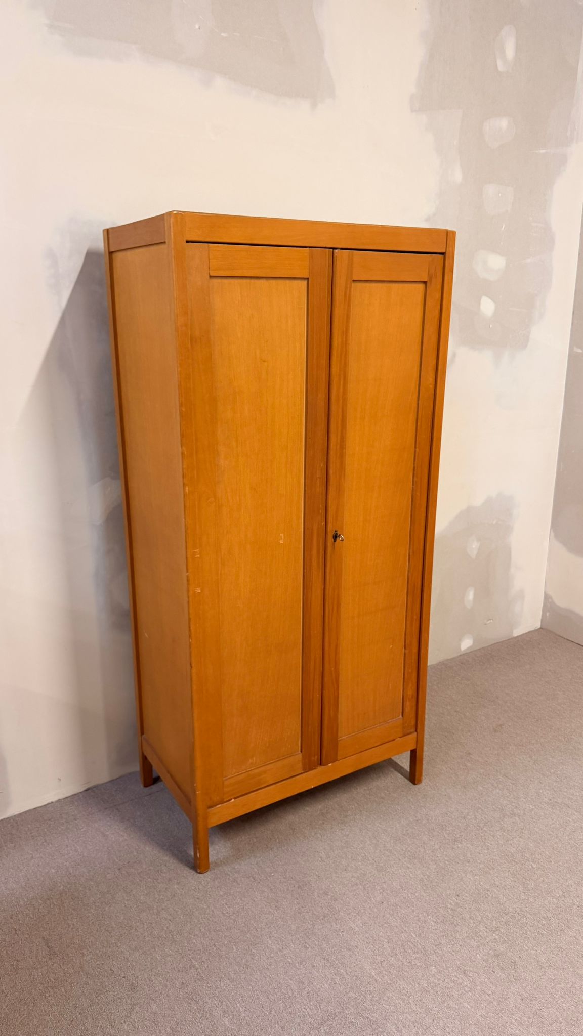 2-türiger Vintage Kleiderschrank im Mid Century Stil