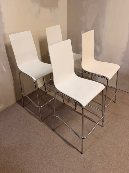 Barhocker, stapelbar, weisse Sitzschale, Metallbeine 4x verf
