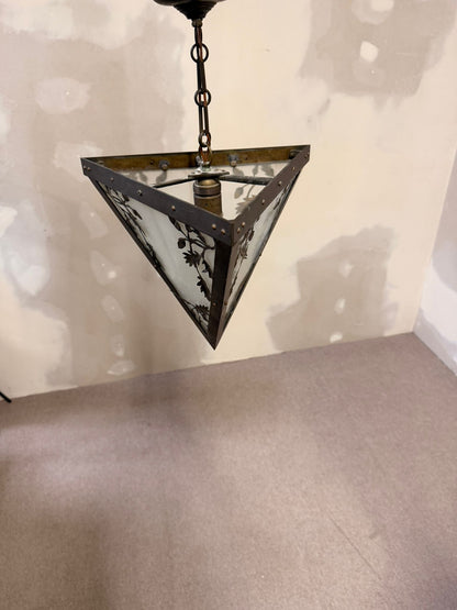 Vintage Dreieck Lampe mit Eichenmuster aus Schmiedeeisen