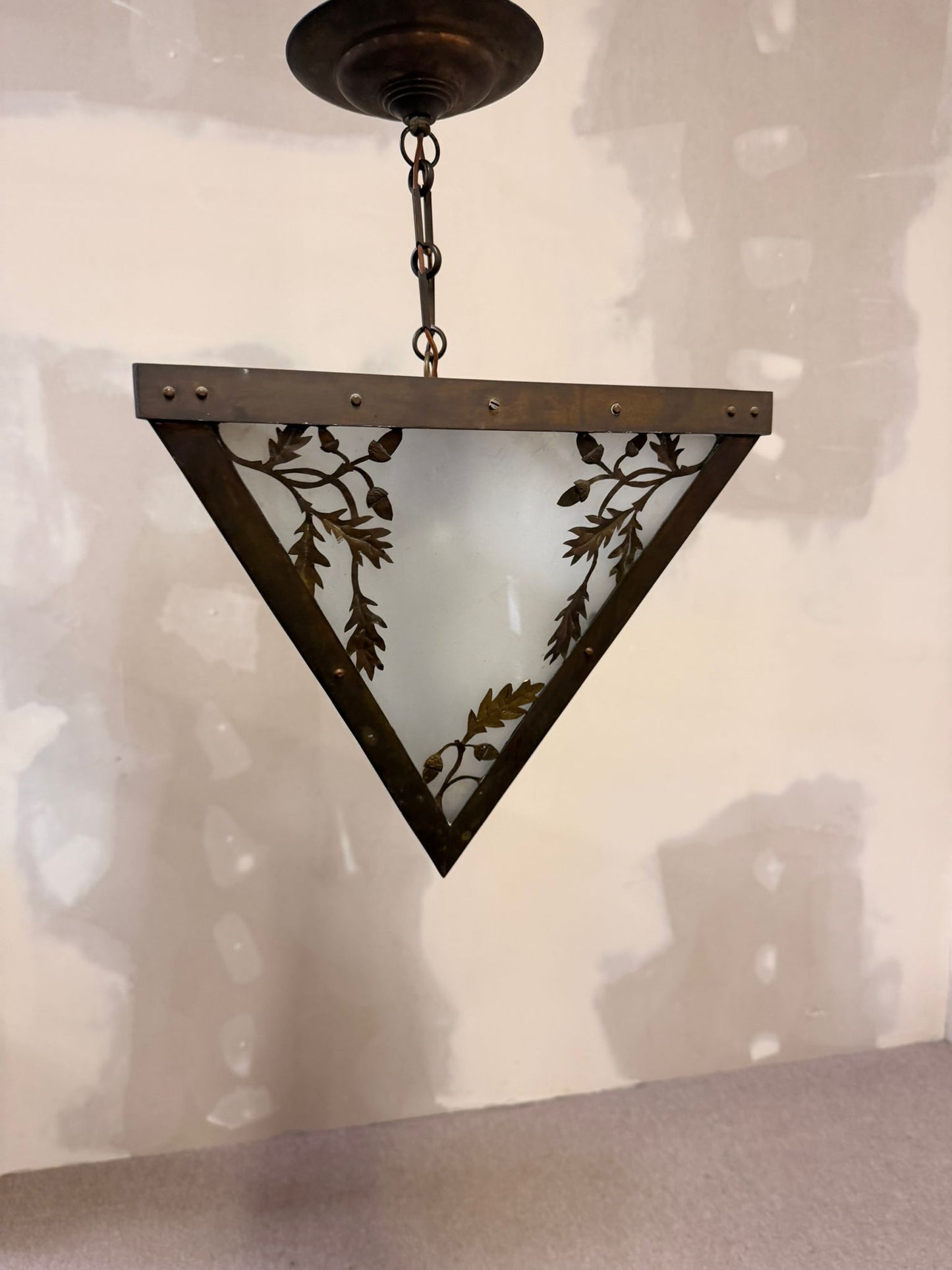 Vintage Dreieck Lampe mit Eichenmuster aus Schmiedeeisen