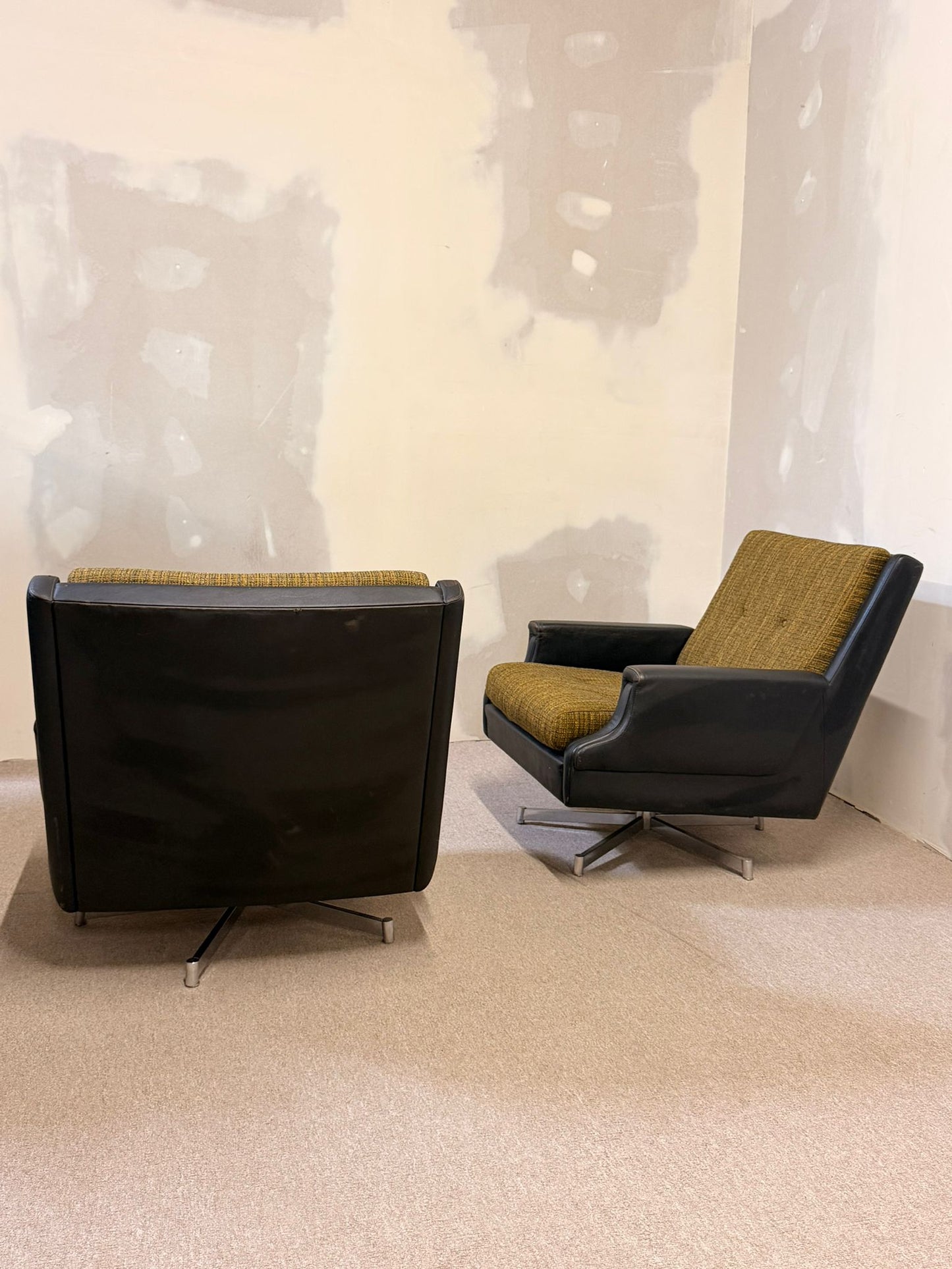 Edle Vintage Club Sessel mit drehbarem Metallfuss 70`s