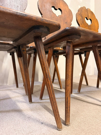 Bauernstühle Stabellen aus Holz im Landhausstil mit Herzform