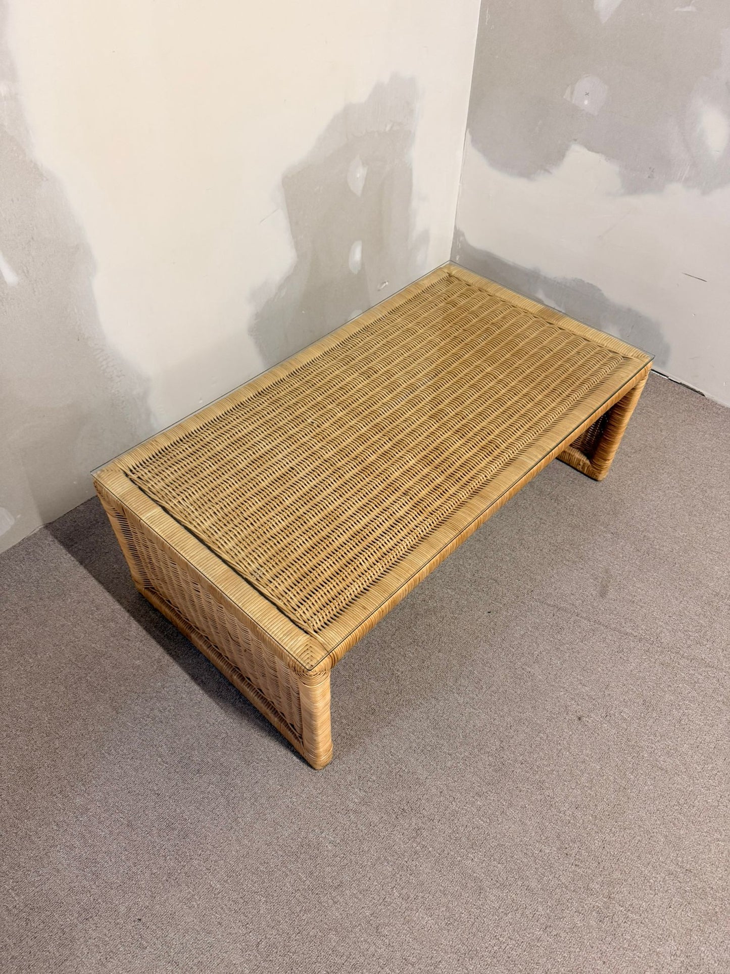 Rattan Couchtisch im Coastal Stil mit Glasplatte