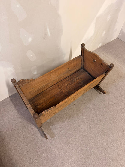 Antike rustikale Holz-Wiege mit Schnitzereien, Vintage