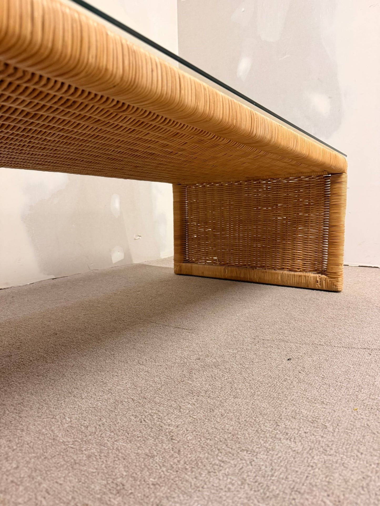 Rattan Couchtisch im Coastal Stil mit Glasplatte
