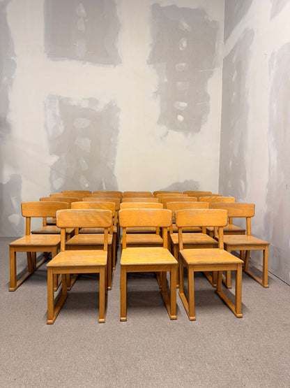 Stabile Kinderstühle aus Holz, ideal für Kindergarten/Krippe
