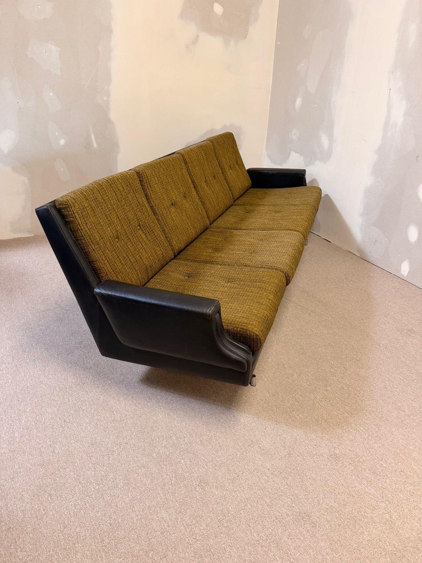 Edles vintage 4-sitzer Sofa mit Metallfüssen, Leder 70`s