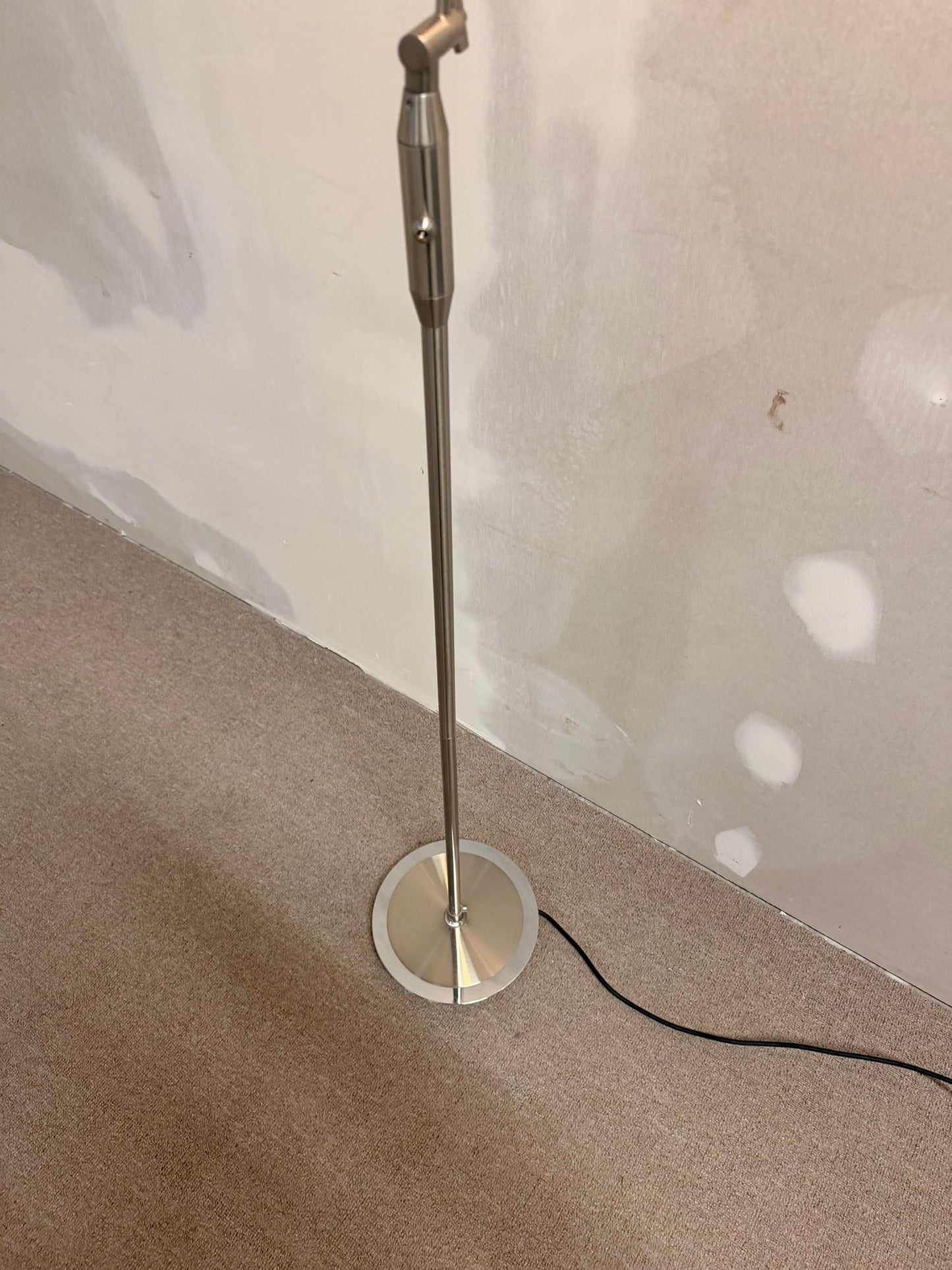 Filigrane Stehlampe Leseleuchte mit Schwenkarm, Edelstahl