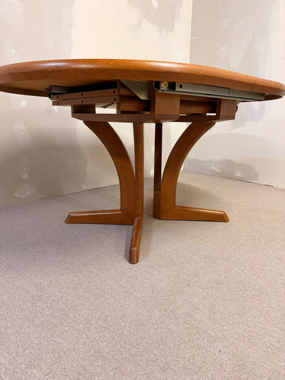 Mid Century Esstisch oval aus Holz ausziebar in 2 Stufen