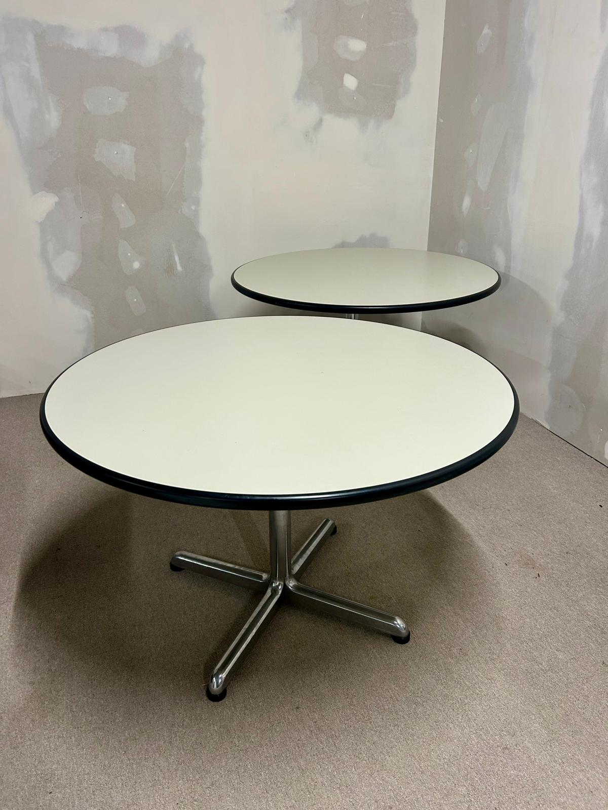 Runder Tisch mit weisser Platte + Chromfuss, Büro, 2x verf.