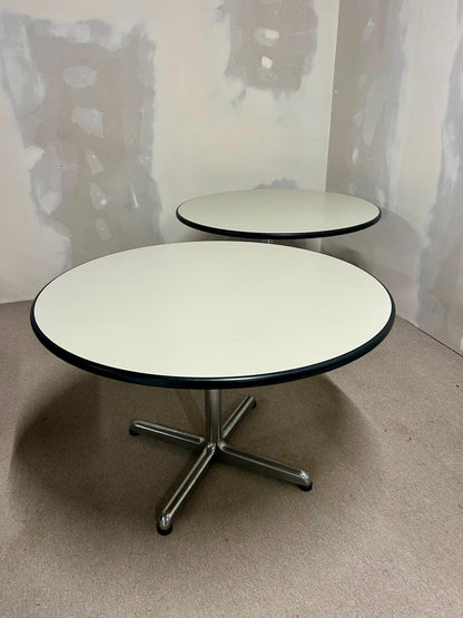 Runder Tisch mit weisser Platte + Chromfuss, Büro, 2x verf.