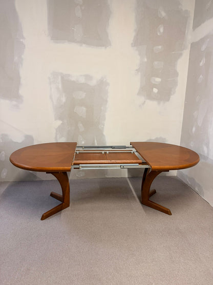 Mid Century Esstisch oval aus Holz ausziebar in 2 Stufen