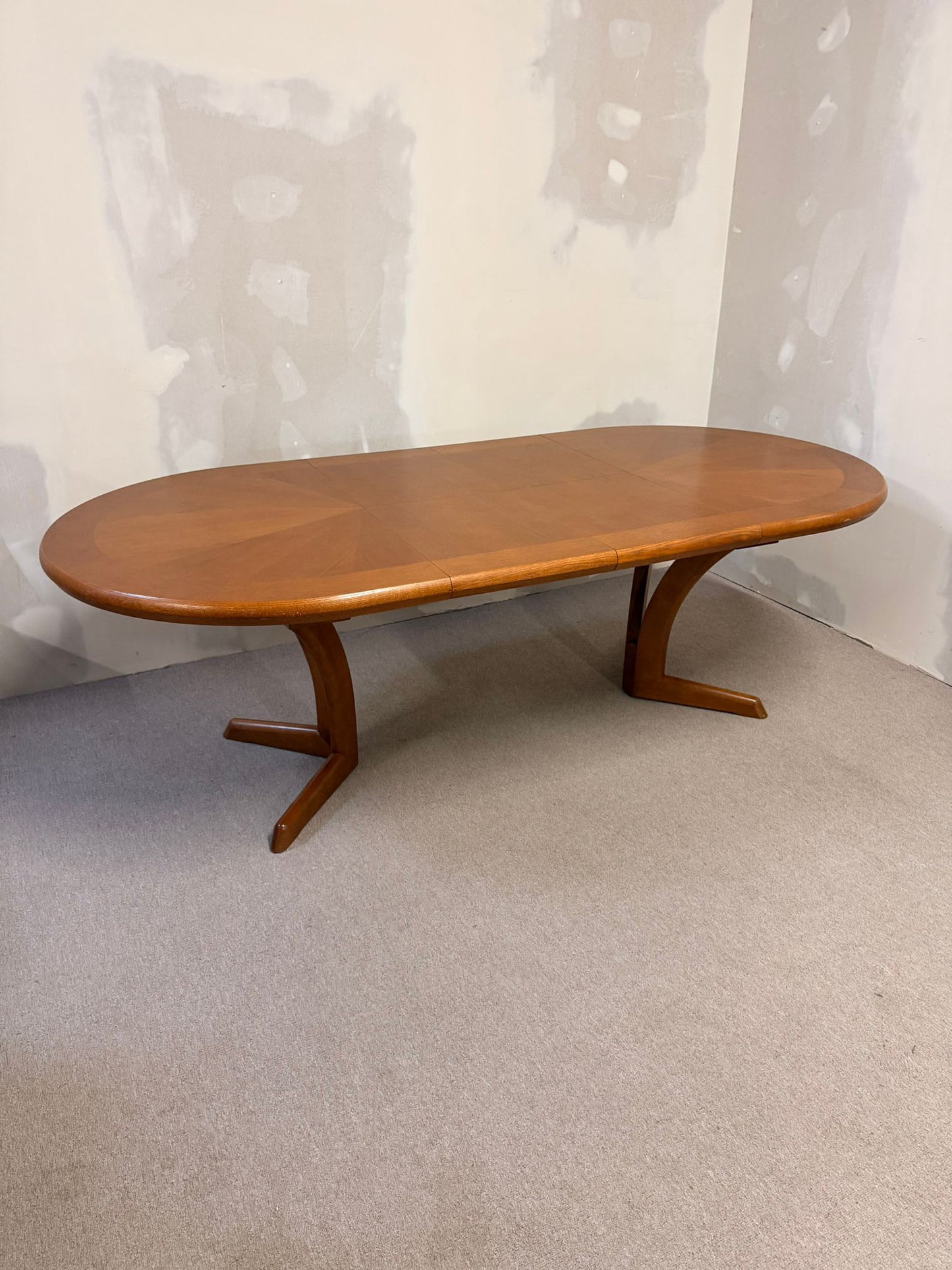 Mid Century Esstisch oval aus Holz ausziebar in 2 Stufen
