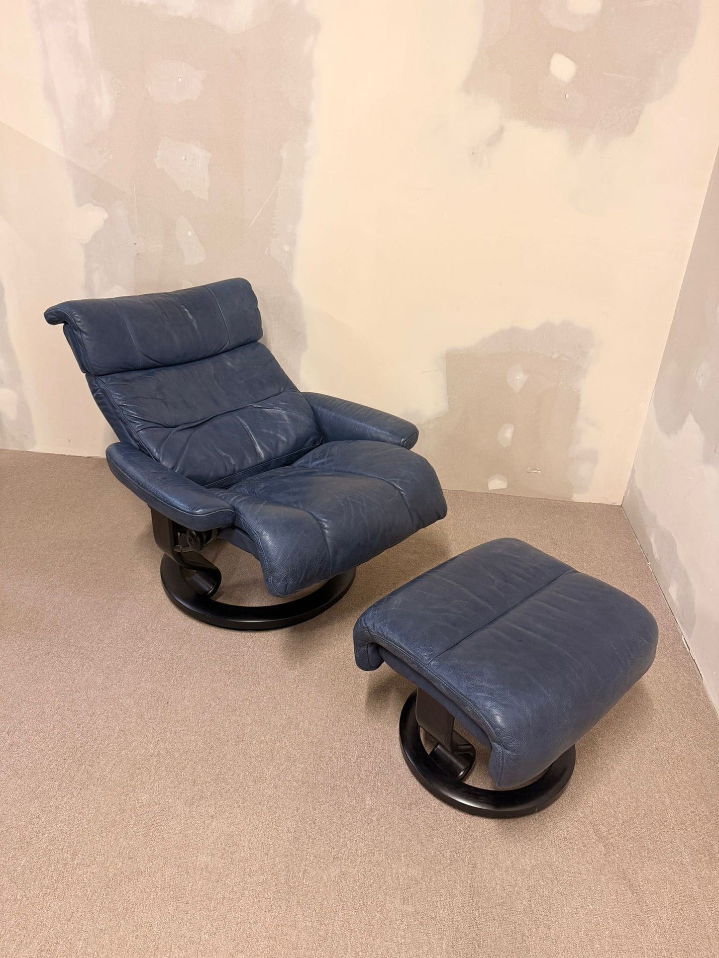 Ledersessel Relaxsessel von Stressless + Ottoman (L) in blau