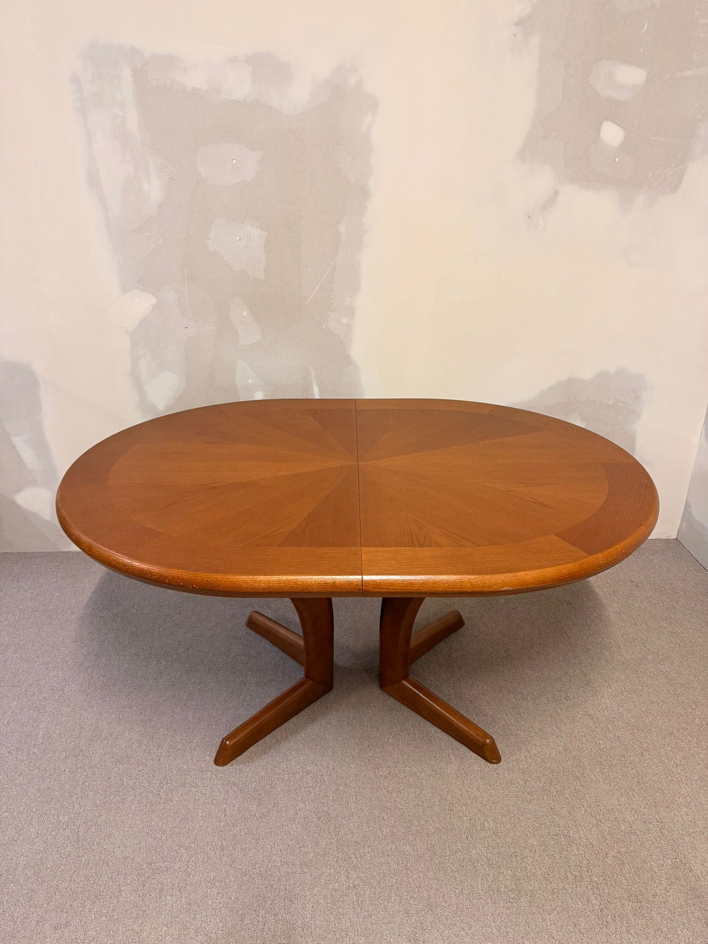 Mid Century Esstisch oval aus Holz ausziebar in 2 Stufen