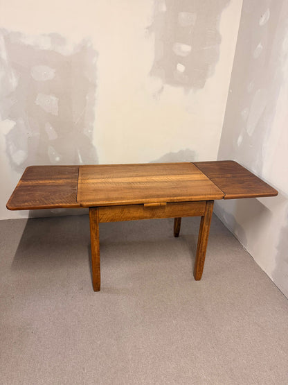 Rustikaler Massivholztisch, ausziehbar mit 2 Platten