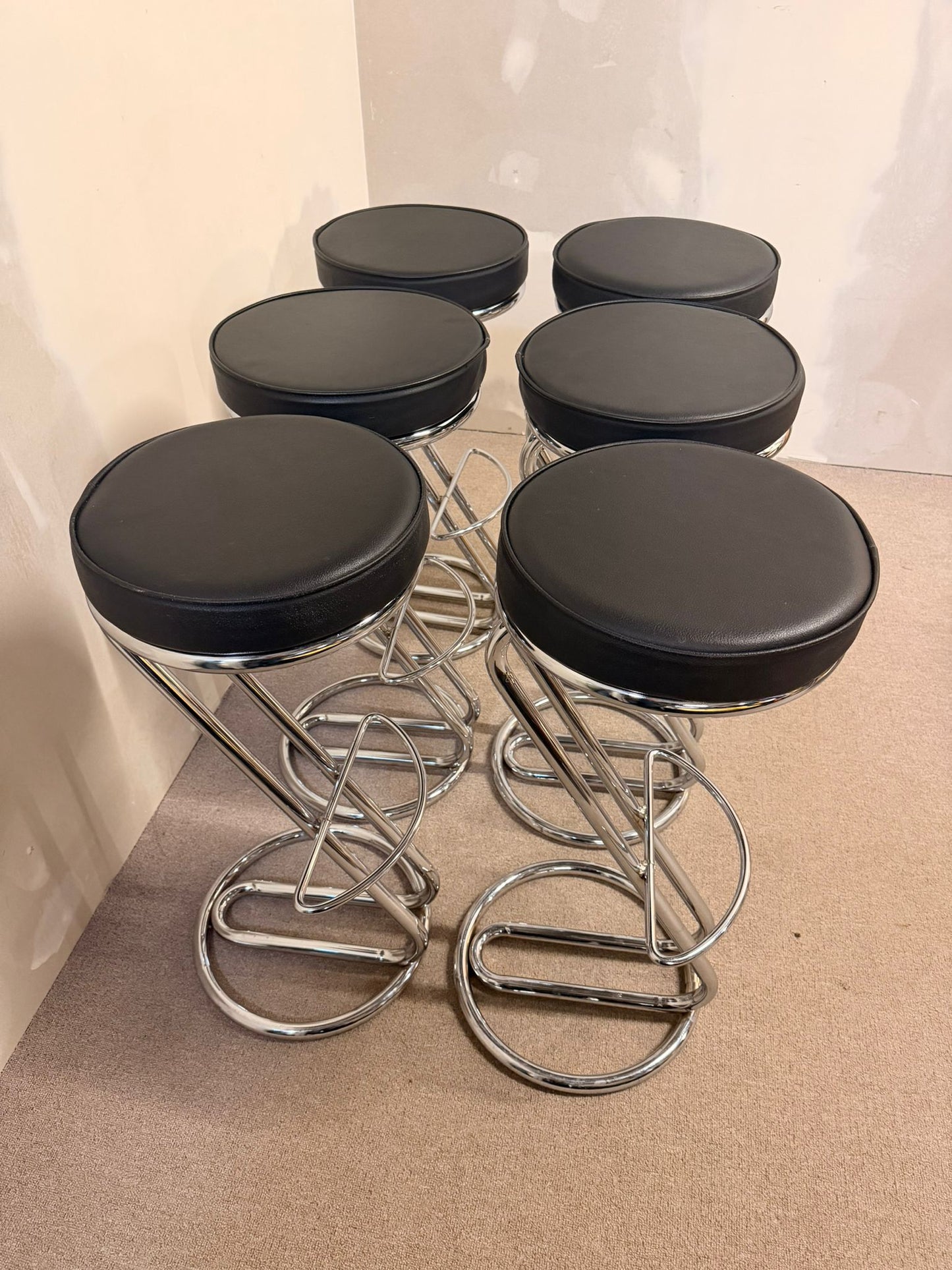 6x Barhocker Z-Modell, schwarze Polsterung mit Chromgestell
