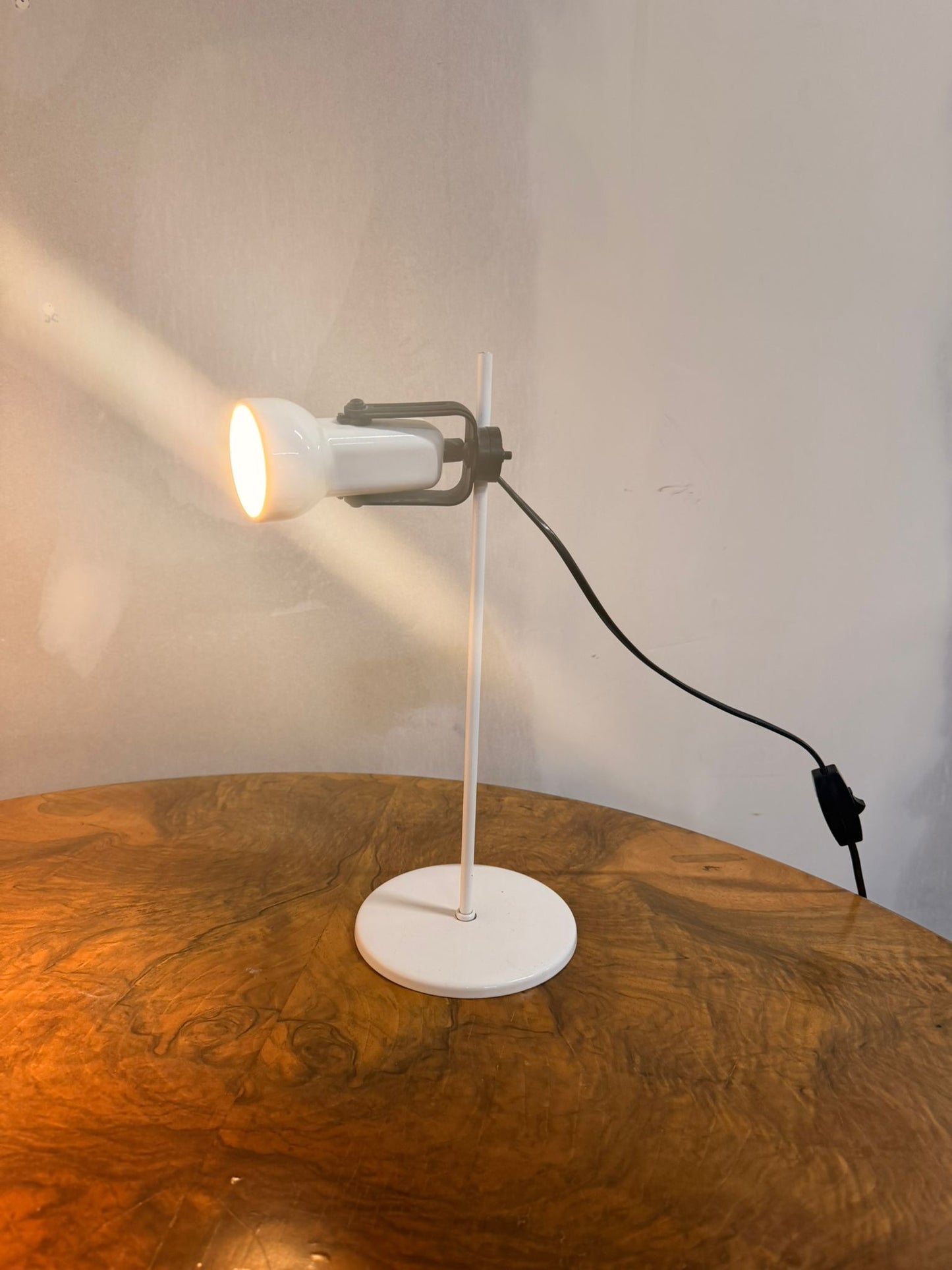 Vintage Schreibtischlampe aus weissem Metall, retro Design