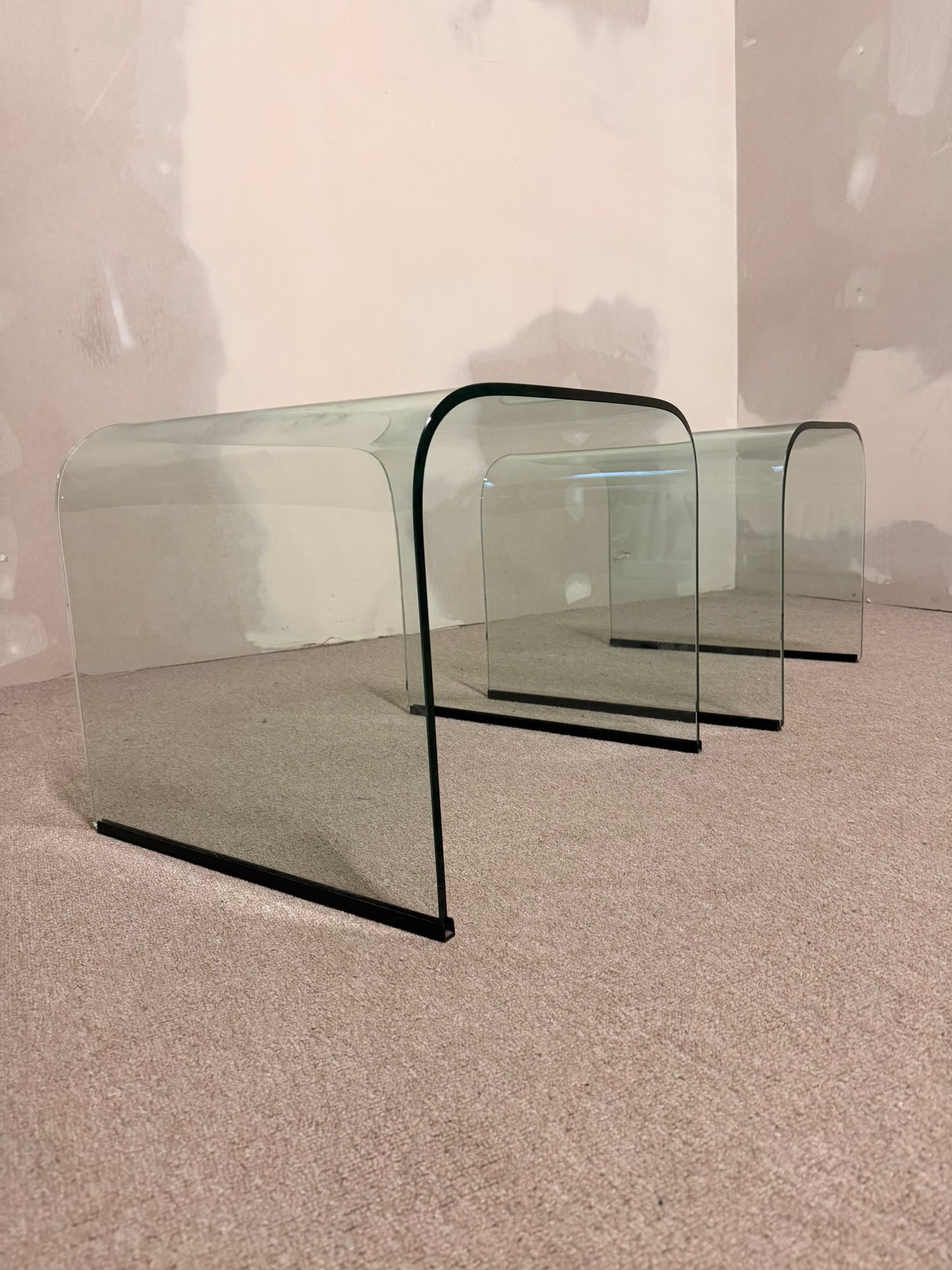 2er Set Gebogene Glas Beistelltische Waterfall Satztische