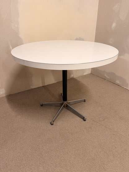 Runder  Mid Century Esstisch weiss im Hermann Miller Stil