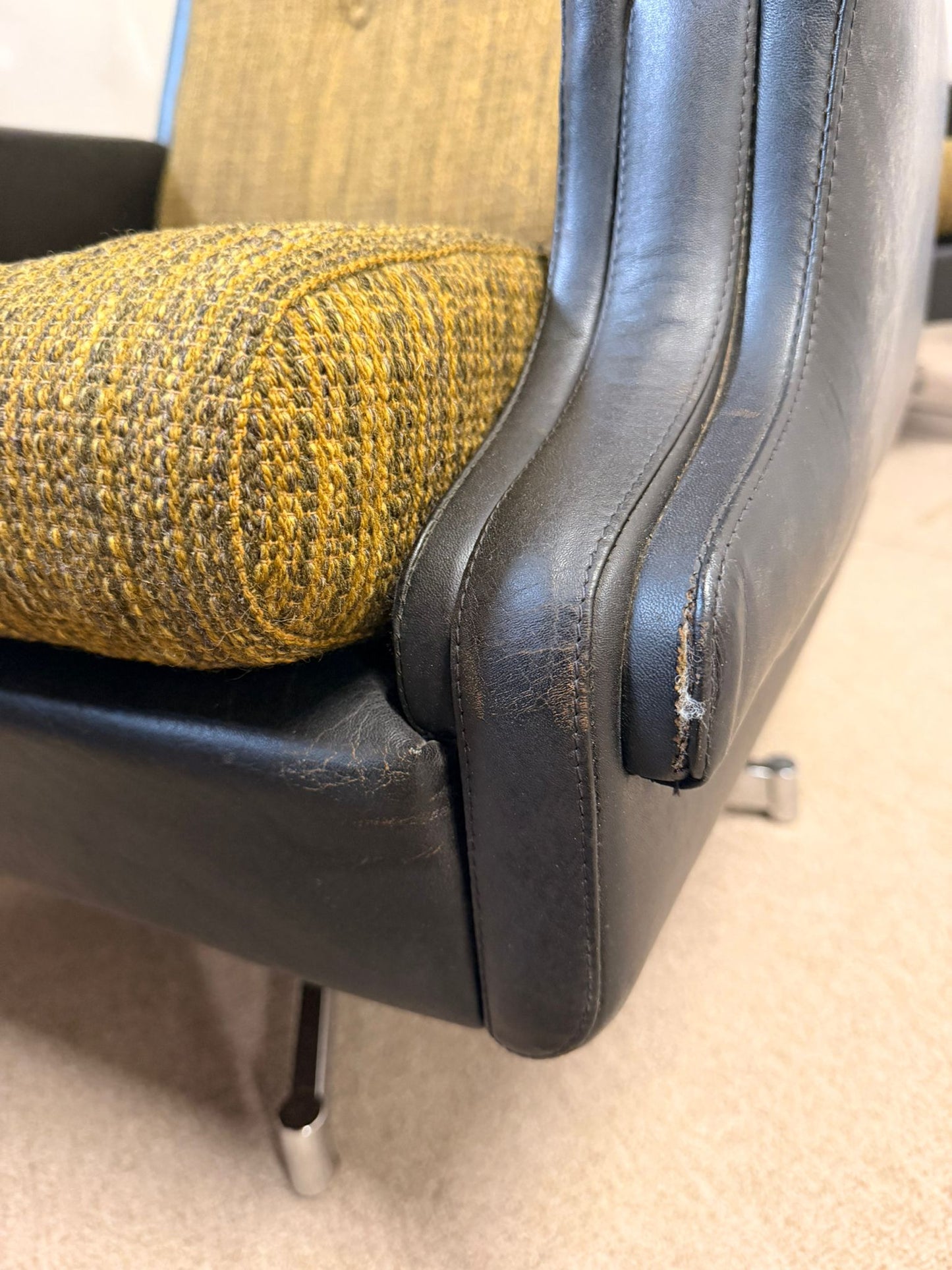 Edle Vintage Club Sessel mit drehbarem Metallfuss 70`s