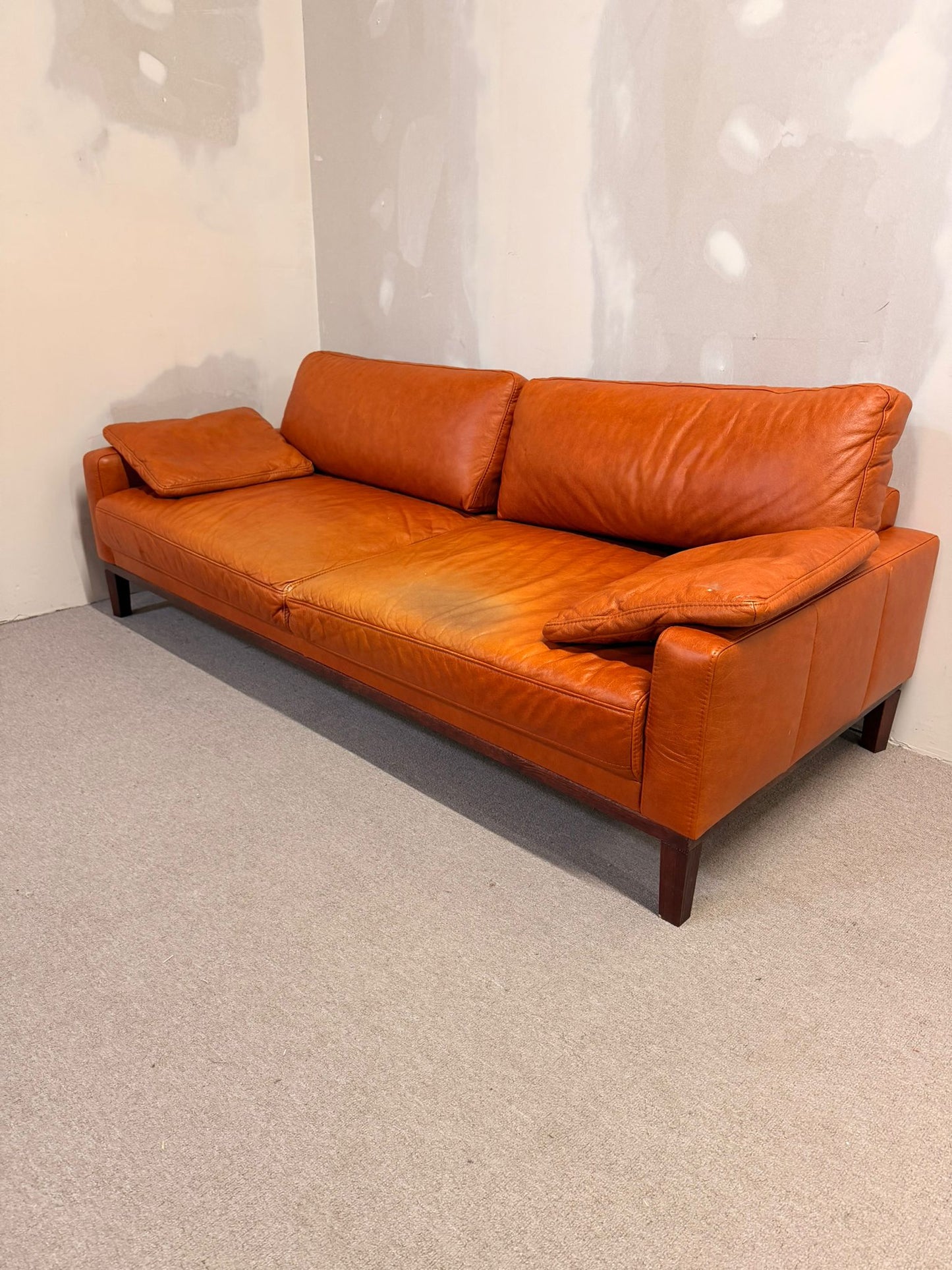 3-Sitzer Sofa aus Leder in Cognacfarbe und Holzfüsse