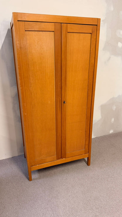 2-türiger Vintage Kleiderschrank im Mid Century Stil
