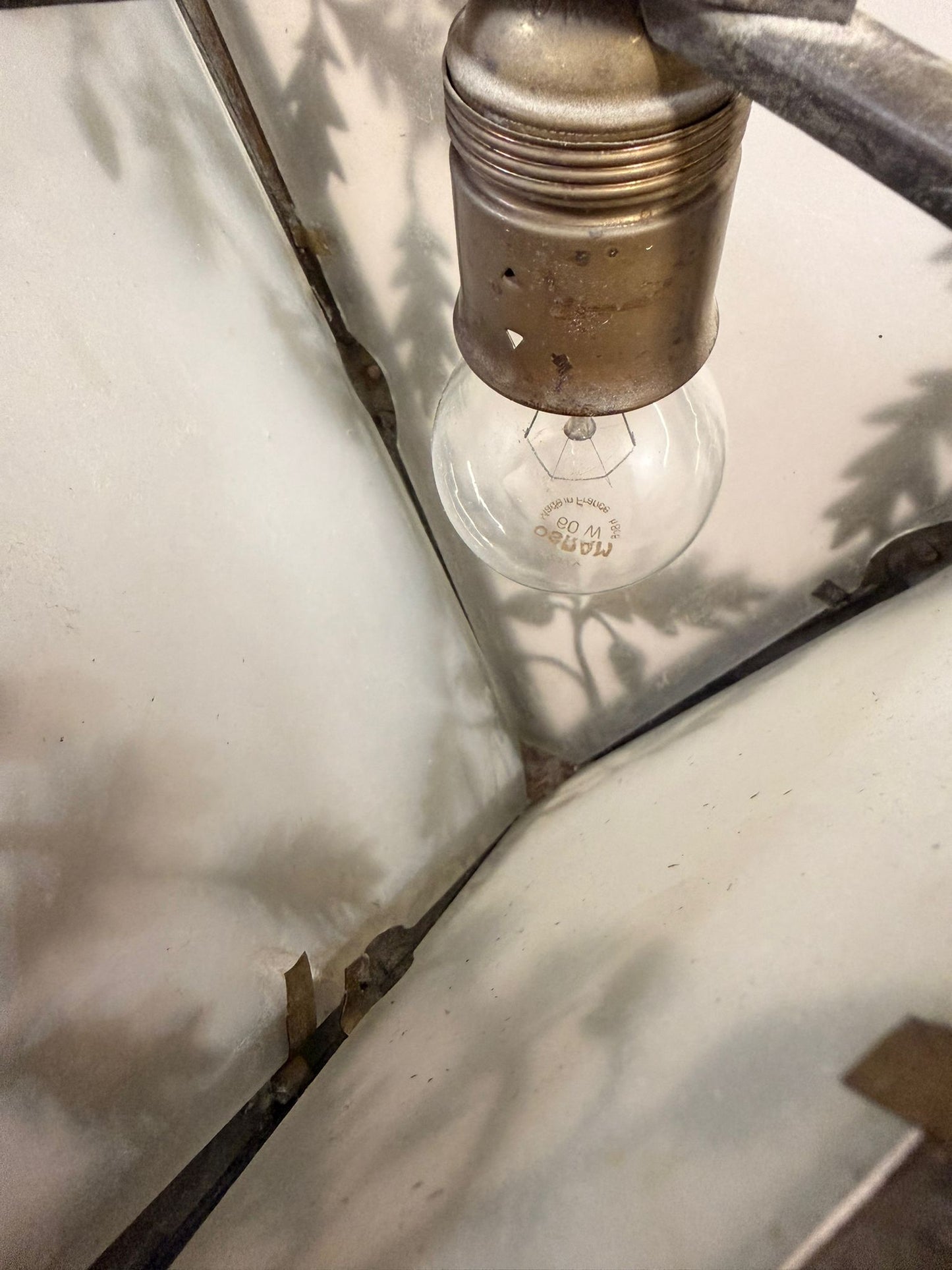 Vintage Dreieck Lampe mit Eichenmuster aus Schmiedeeisen