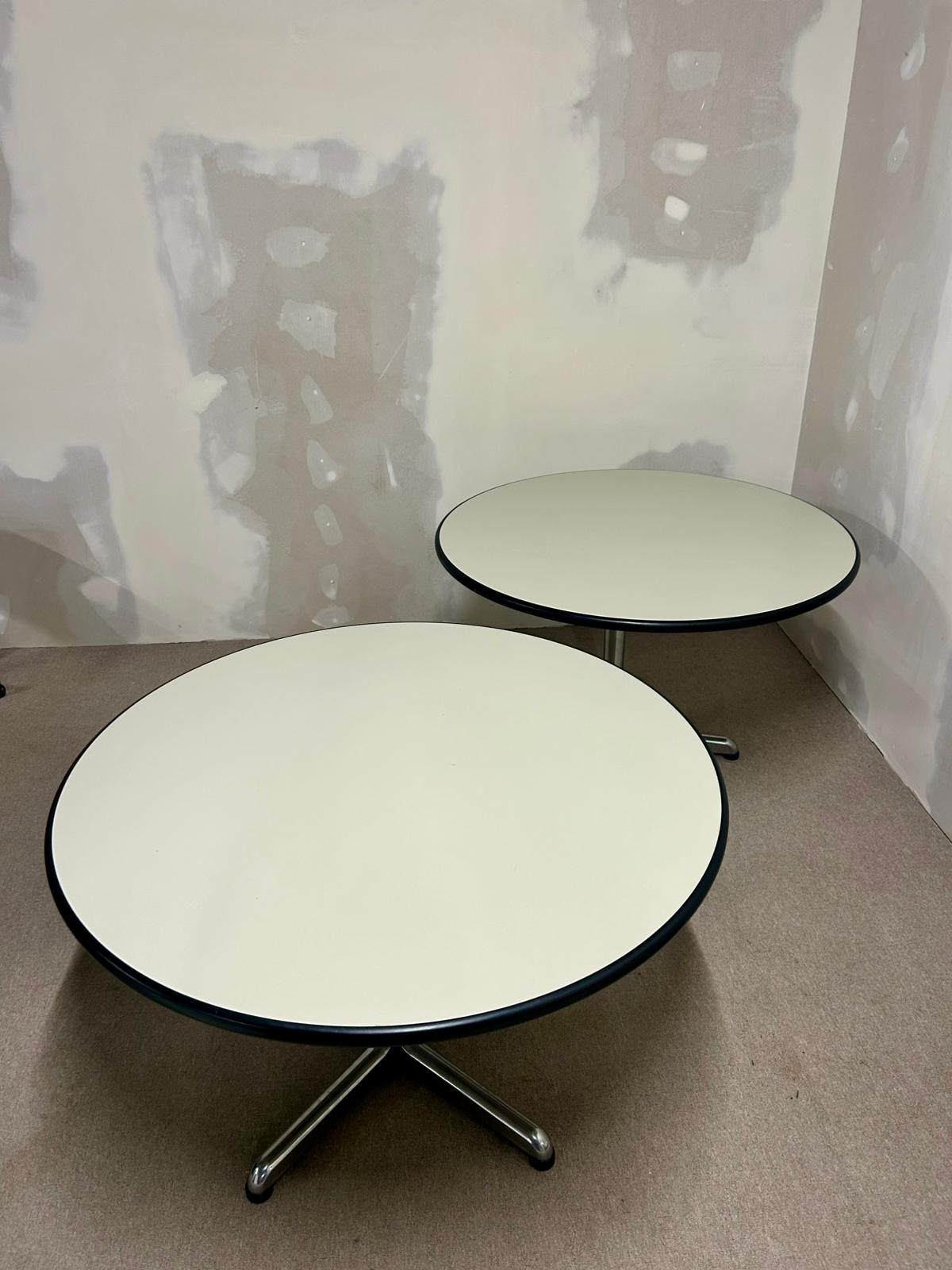 Runder Tisch mit weisser Platte + Chromfuss, Büro, 2x verf.
