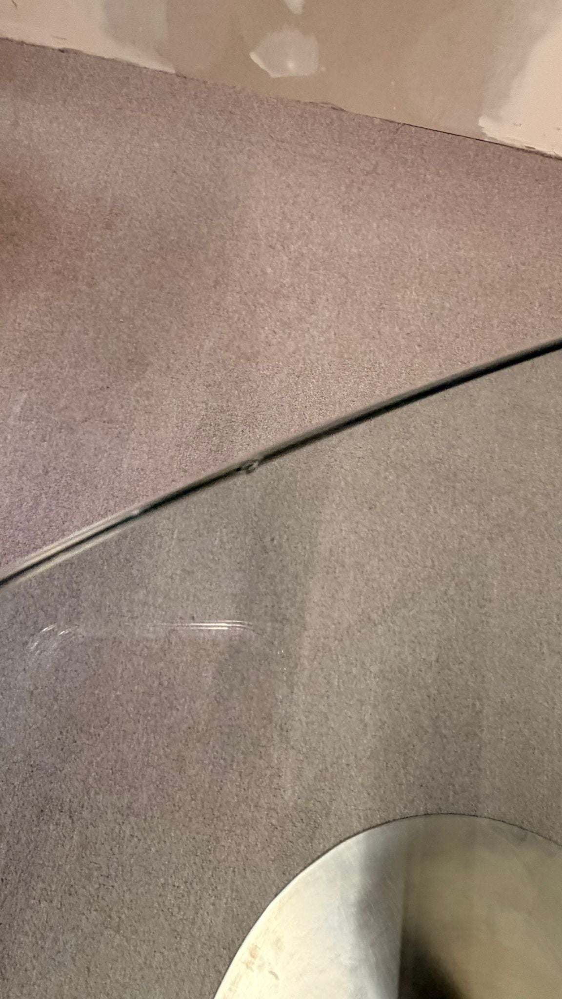 Edler Esstisch aus Glas mit poliertem Edelstahlgestell rund