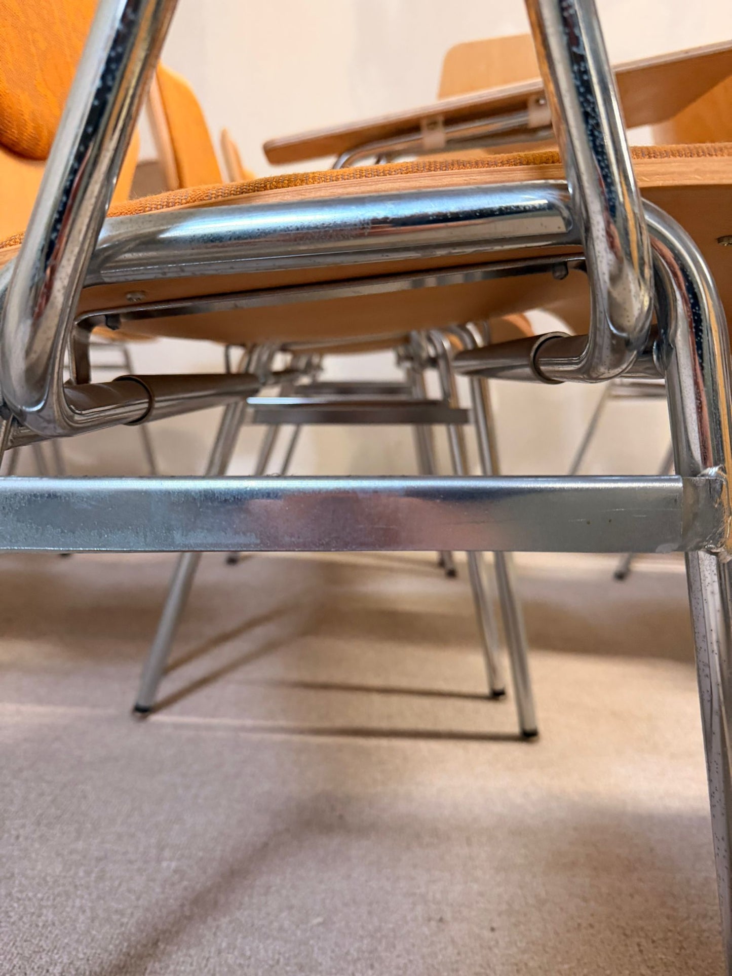12 vintage Stühle mit Schreibplatte stapelbar Seminarstuhl