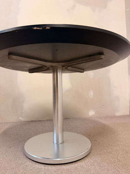 Stabiler weisser runder Couchtisch mit Metallsockel