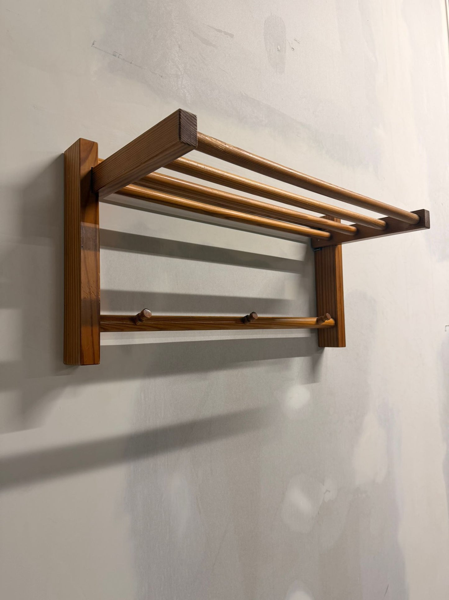 Dänische Mid Century Wandgarderobe Teakholz 1960`s Hutablage