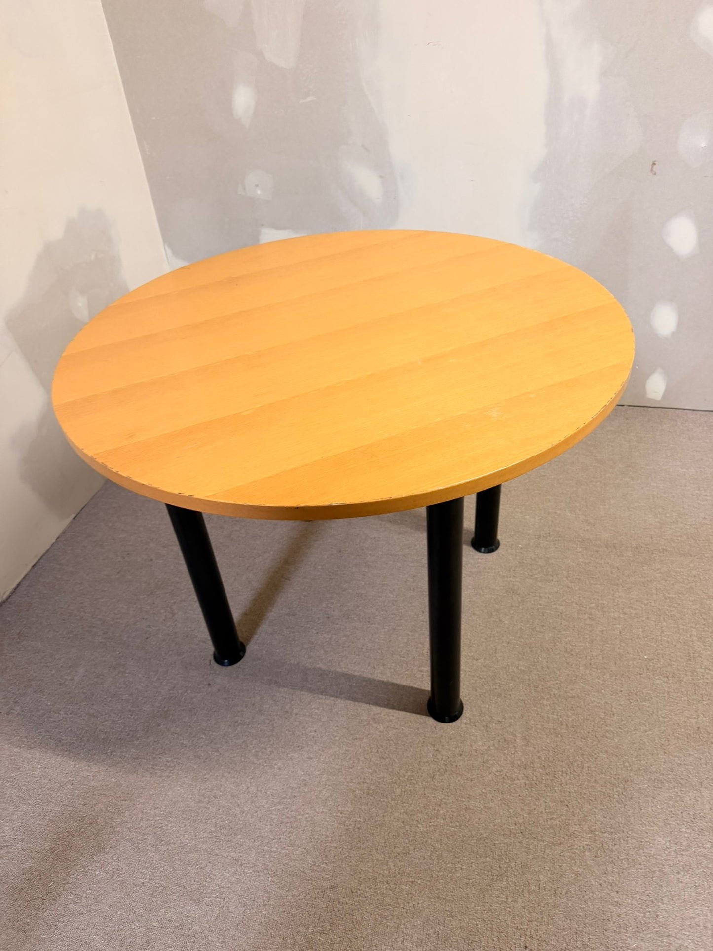 Stabiler runder Holz Tisch mit schwarzen Metallbeinen