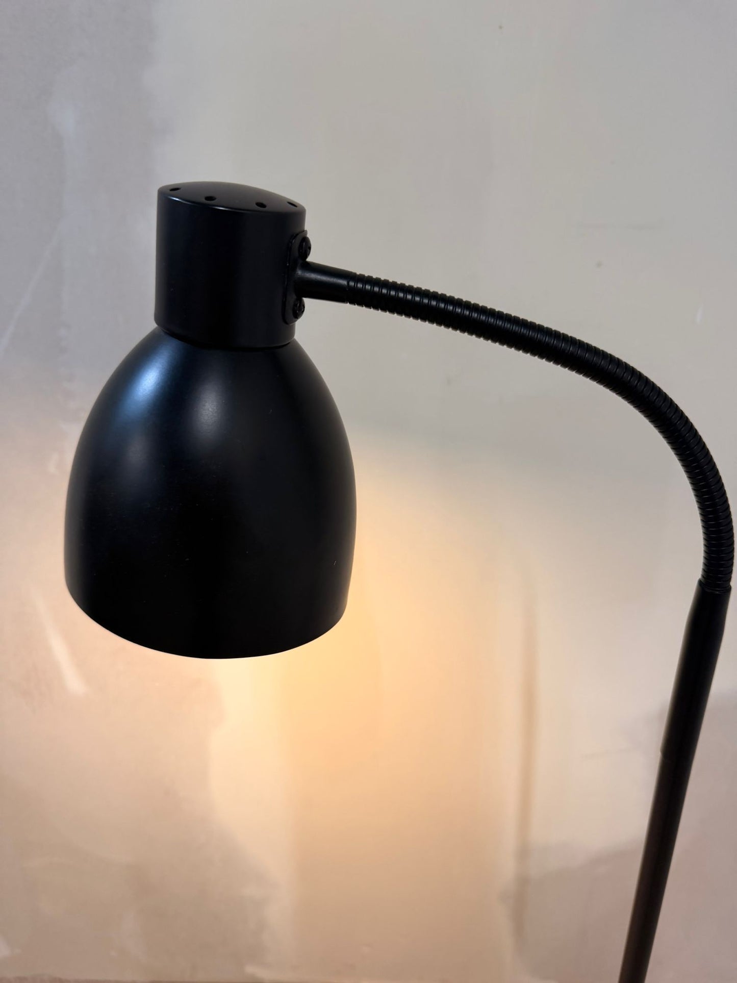 Schwarze Stehlampe im Bauhaus Stil verstellbar